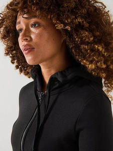 Sweat à capuche classique noir à fermeture éclair personnalisé de qualité supérieure pour femmes sweats à capuche vierges anti-rides et respirants de haute qualité pour femmes - Product Image 4