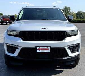 Grand Cherokee Limited 4WD 2024 Argent Scintillant d'occasion, jantes en alliage, sièges en cuir, turbo, automatique, navigation, démarrage à distance - Product Image 1