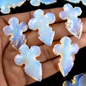 Opalite blanche naturelle sculptée à la main en forme de croix Briolette de pierres précieuses pour bijoux - Product Image 1