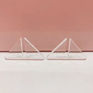 Tarjetero de acrílico transparente con un diseño elegante, perfecto para exhibir tarjetas de visita y suministros de mesa - Product Image 1