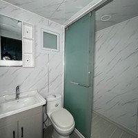 Studio préfabriqué modulaire de jardin blanc de 20 pieds et 40 pieds, petit pod de bureau avec toilettes et douche