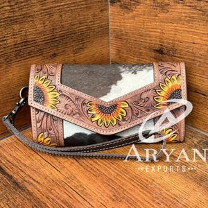 Portefeuille-pochette en cuir véritable sculpté à la main, style western, en cuir de vache à poils, multi-usages, avec dragonne en cuir - Product Image 1