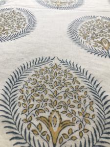 Tissu en coton imprimé à la main, imprimé traditionnel indien Arbre de vie Buti, tons moutarde et indigo - Product Image 3