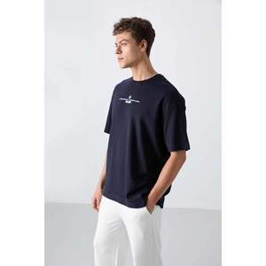 เสื้อยืดคอกลมโอเวอร์ไซส์พิมพ์ลายสำหรับผู้ชาย Tommylife Wholesale รุ่น 88321 สีกรมท่า - FIESTA - Product Image 5