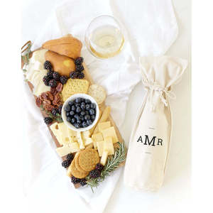 กระเป๋าใส่ไวน์ผ้าแคนวาสลายโมโนแกรมสามชั้น - Product Image 3