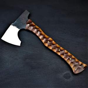 Hache Viking Longue Faite Main sur Mesure pour Bushcraft avec Tête en Acier Carbone Gravée et Fourreau en Cuir – Idéale pour le Camping en Plein Air et comme Cadeau - Product Image 1