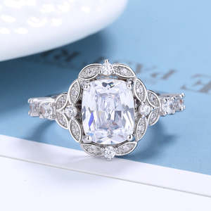 Anello di Fidanzamento Classico Placcato in Oro Bianco 14K con Cristalli e Moissanite, Tecnologia di Incastonatura a Griffe - Product Image 2