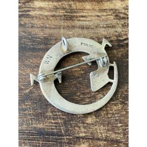 Broche/Pin de Plata de Ley con Incrustaciones de Turquesa Sleeping Beauty de Wilson Dawes, Elegante Regalo para Ocasiones Especiales - Product Image 5