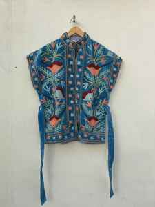 Chaleco Bordado Suzani de Terciopelo Azul con Cinturón, Chaleco Floral Bohemio para Festivales, Chaqueta Étnica, Chaqueta Corta sin Mangas Bohemio - Product Image 4
