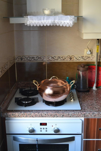 Casserole en cuivre faite à la main avec design martelé forme ronde accessoires de cuisine pour la cuisson à bas prix en Inde - Product Image 2