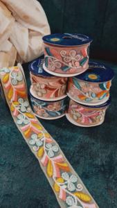 Tissu de dentelle net de qualité de luxe avec broderie complexe pour les robes de mode robes de mariée et saris en gros de l'usine - Product Image 4