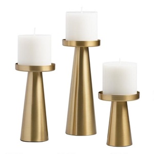 Soporte de vela de metal con acabado en oro hecho a mano soporte de vela elegante clásico tamaño personalizado Pilar de Navidad - Product Image 1