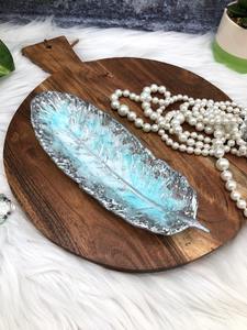 ถาดเรซินสีขาวหรูหราพร้อมขนนกสีน้ำเงินที่ทำด้วยมืออันเป็นเอกลักษณ์สำหรับการแสดงที่บ้านและการใช้งานอเนกประสงค์จากอินเดีย - Product Image 6