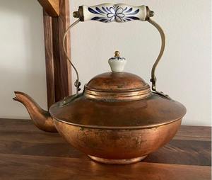 Hervidor de cobre pesado hecho a mano con acabado pulido ideal para la preparación elegante del té y el diseño interior rústico del hogar - Product Image 1