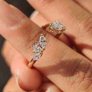 Anillo de Boda Abierto con Diamantes Marquise y Redondos, Elegantes Anillos de Diamantes - Product Image 5