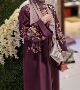 Abaya élégante rose poussiéreux avec des accents floraux blancs sur les manches. Disponible à prix de gros. Simplement magnifique. - Product Image 3