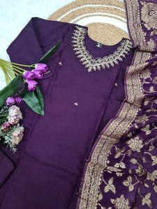 Majestic Mauve Kurta Set avec Banarasi Dupatta Festive Indian Wear pour femme avec broderie Detailing - Product Image 6