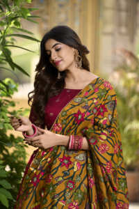 Premium Kalamkari impreso Tussar seda Lehenga Choli Set con papel de aluminio Dupatta borlas lienzo cosido diseño de ropa de fiesta - Product Image 2