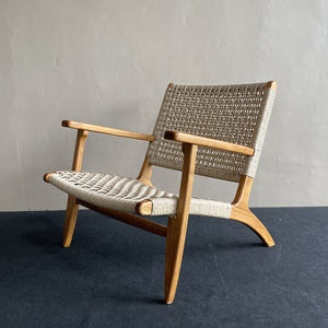 Chaise de salle à manger Yenny Lazy avec dossier au design minimaliste, accents en rotin et matériaux durables pour l'ameublement hôtelier - Product Image 2