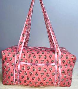 Grand sac polochon matelassé en coton pour femme Boho Weekender sac de voyage de nuit avec fermeture à glissière fait à la main et élégant - Product Image 1