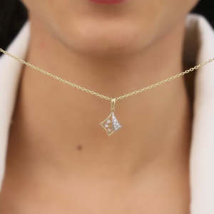 Colgante de diamante cultivado en laboratorio de la colección GIVA Heer en oro con diseño de rombos - Product Image 1