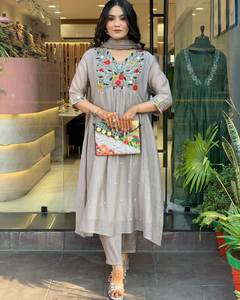 Ensemble élégant de kurta Anarkali gris avec broderie florale et dupatta doux pour femmes - Product Image 3