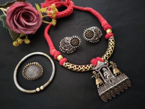 Gargantilla de hilo de doble tono de alta calidad con pendientes jhumka, hermoso Kada y anillo de dedo para mujer Combo de collar de diseño único - Product Image 2