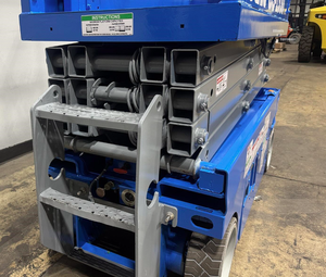 Plateforme élévatrice à ciseaux électrique Genie, capacité 227 kg, plateforme de travail aérienne compacte bleue, autopropulsée, pompe à moteur, boîte de vitesses, 8 m - Product Image 3