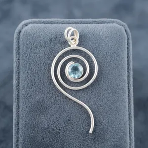 Colgante de Latón Plateado Hecho a Mano para Unisex con Topacio Azul Cielo Tallado, Engaste de Bisel, Joyería Clásica de Diseño - Product Image 6