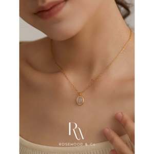 Collana Trendy con Pendente in Opale Bianco, Forme Geometriche a Cuore e Numeri, Catena in Acciaio Inossidabile Placcato Oro con Diamanti - Product Image 6