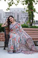 Sari en soie Georgette imprimé numériquement sur mesure, design élégant et confortable, avec broderie lourde, style actrice de série TV + Blouse