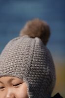 Gorro de lana orgánica marrón para niñas de 7 a 12 años con orejeras protectoras y pompón, patrón liso, opciones personalizadas, pedidos al por mayor