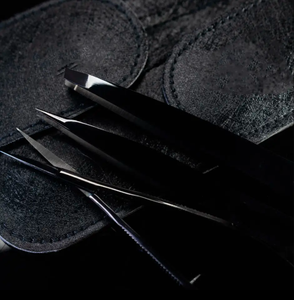 Pinzas para cejas profesionales de acero inoxidable de Color negro de precisión con juego de tijeras para mujeres y hombres respetuosas con el medio ambiente - Product Image 4