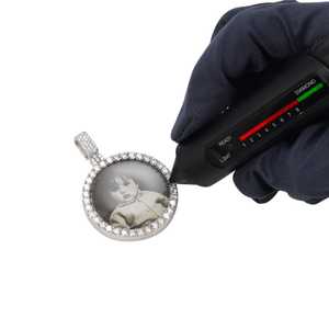 Pendentif photo personnalisé en or 14 carats avec moissanite, charme unique et personnalisé - Product Image 1