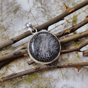 Colgante de Plata de Ley 925 con Gema de Coral Fósil Redonda y Gruesa - Joyería - Product Image 2