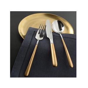 Oferta Especial: Juego de Cubiertos Tradicionales Plateados de Acero Inoxidable con Mango de Titanio en Plata y Oro, Seguros y Saludables para Uso Diario - Product Image 1