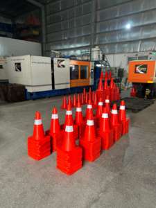 Cono DE TRÁFICO DE PVC de alta visibilidad con tiras reflectantes para Seguridad vial | 70cm naranja - Product Image 5