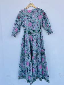 Vestido hasta el suelo de algodón puro del exportador indio Kurti Impreso Uso diario con decoración de botones Precio al por mayor Referencia FOB - Product Image 4