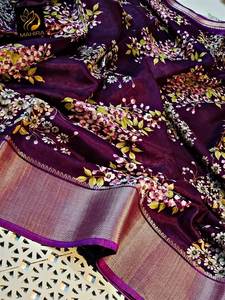 สารีไหมโดลาที่สวยงามมีดีไซน์ลายดอกไม้ทั้งหมดพร้อมขอบทอสีทอง - Product Image 3