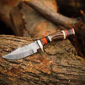 Couteau à désosser personnalisé en acier Damas forgé à la main, lame fixe pour le camping en plein air, la chasse, manche en corne de cerf avec étui en cuir - Product Image 1