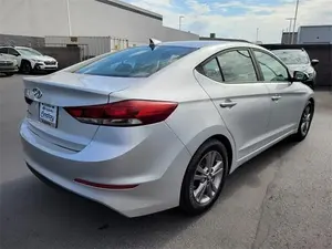 2017 para Elantra Sedán con Volante a la Izquierda, Asientos de Cuero, Luces LED - Product Image 5