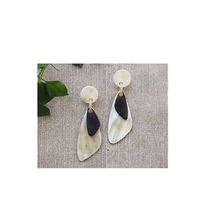 Pendientes de Cuerno de Búfalo Natural, Forma Redonda, Hechos a Mano, Diseño Moderno, Pendientes de Cuerno Nuevos a Bajo Costo - Product Image 4