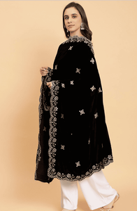 Dupattas de terciopelo de diseñador para mujeres al por mayor ingeniosamente bordadas con bordes de recortes para ocasiones festivas y de boda - Product Image 5