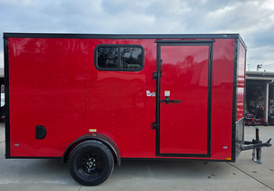 Nouvelle remorque de camion fermée 6x12 rouge avec nez en V et kit Blackout (1) essieu 2001-3000 kg avec fenêtres - Product Image 4