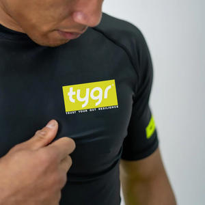 Rash Guard pour hommes rationalisé conçu avec un profil hydrodynamique Construction sans couture Technologie à séchage rapide pour la compétition - Product Image 4