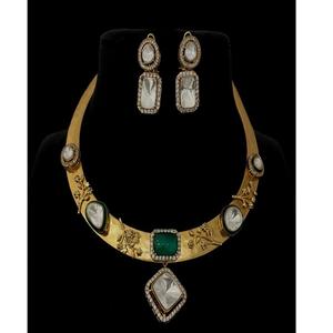 Magnifique ensemble de pendentifs et boucles d'oreilles en moissanite et kundan plaqué or, bijoux de créateur pour femme, cadeau de fiançailles ou de mariage - Product Image 1