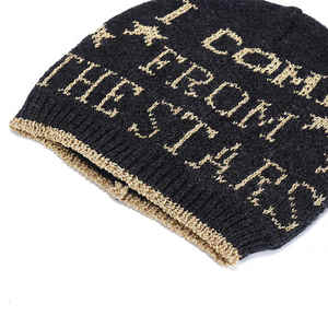 Un bonnet simple mais élégant qui se marie avec presque toutes les tenues offrant de la chaleur sans compromettre la mode - Product Image 3