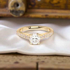 Anillo de compromiso solitario con diamante moissanita de 1.17 quilates, calidad E-F/VS, engaste de puntas, forma redonda, hecho en plata de ley para mujer - Product Image 4