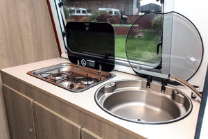 Mini-caravane de camping-car légère et de haute qualité, modifiée, avec lit et cuisine, disponible à la vente à un prix avantageux - Product Image 3