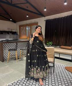 แกลมัวร์เจียมเนื้อเจียมตัว: ชุดเดรสมุสลิม Abaya ผู้หญิง ดูไบ - เติมตู้เสื้อผ้าของคุณด้วย Abayas เจียมเนื้อเจียมตัวและมีสไตล์เพื่อการผสมผสานของความสง่างาม - Product Image 1